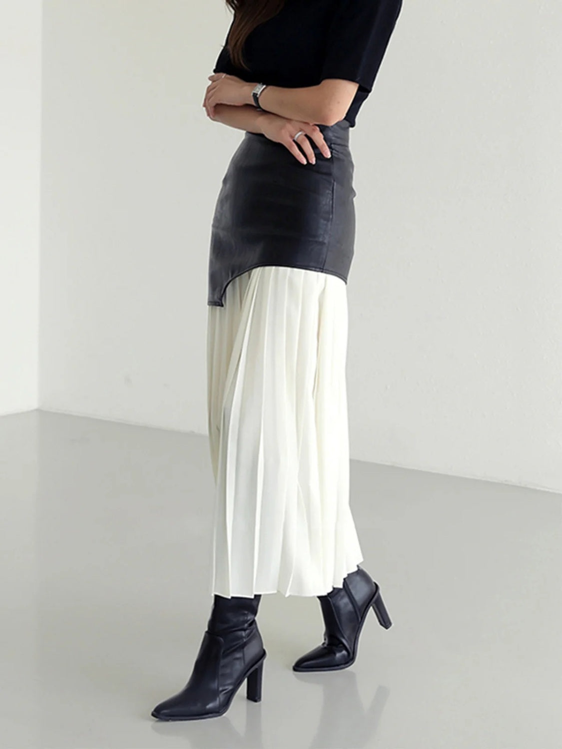 Pleated Contrast High Rise Skirt side view