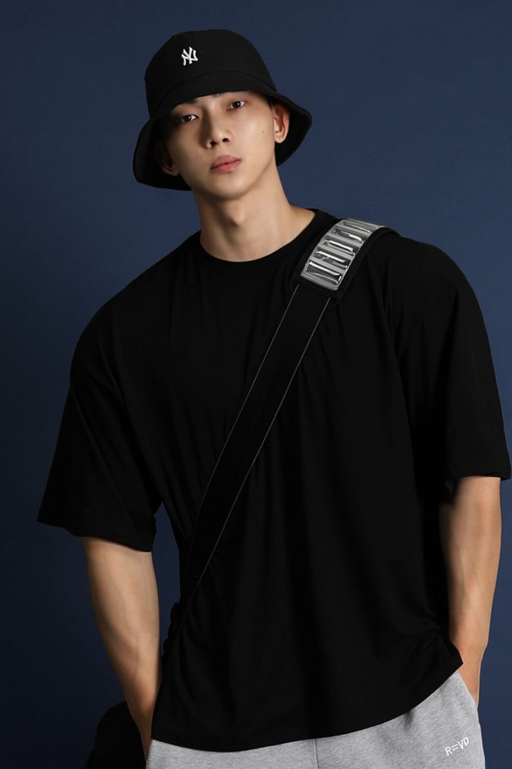 Men's short Sleeve Basic T-Shirt black relax fit front view